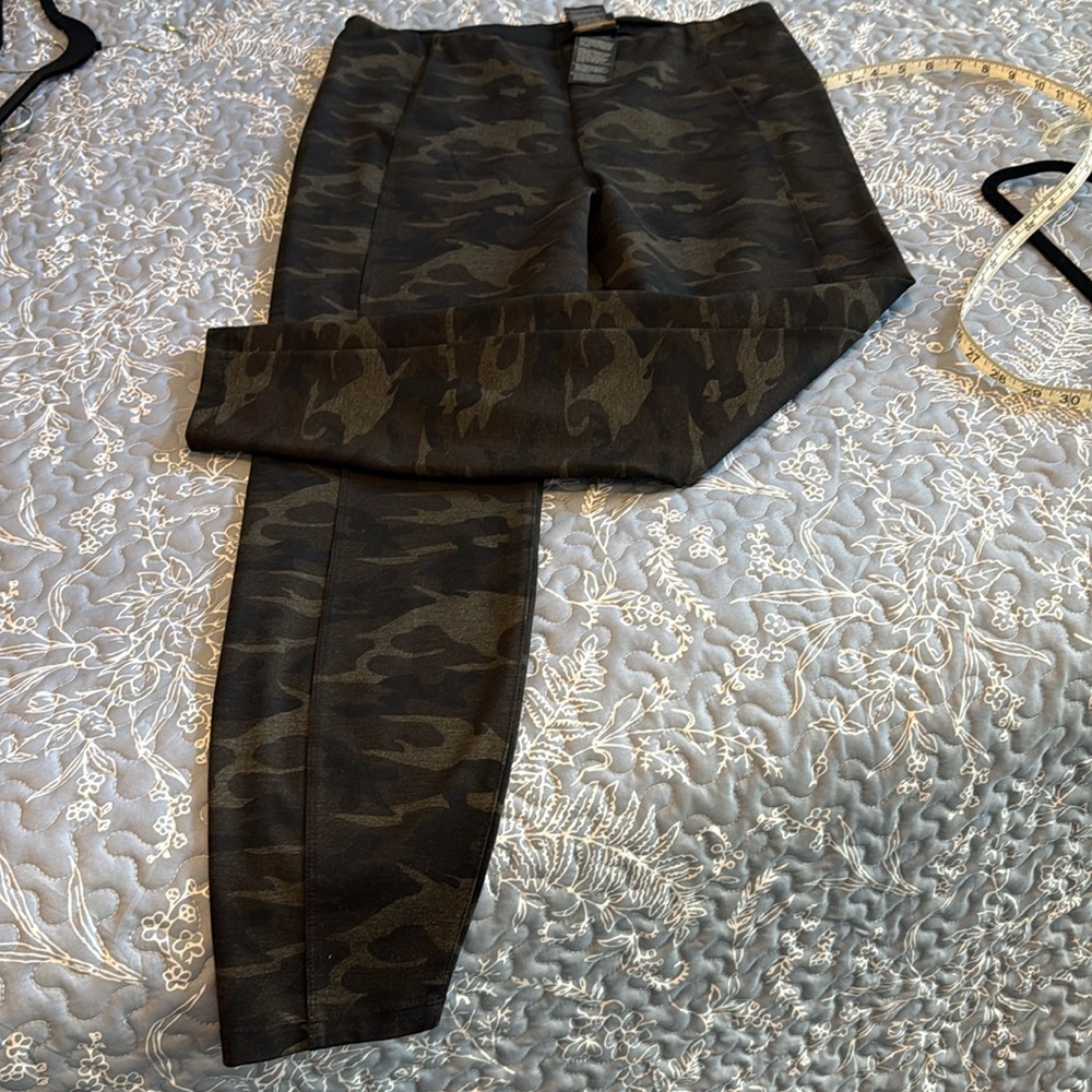 Liverpool Sz 14 Camo Cavern Club pant EUC